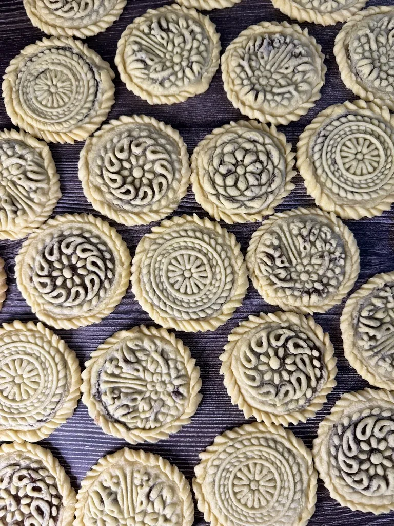 Kolompeh close-up with stamped top pattern