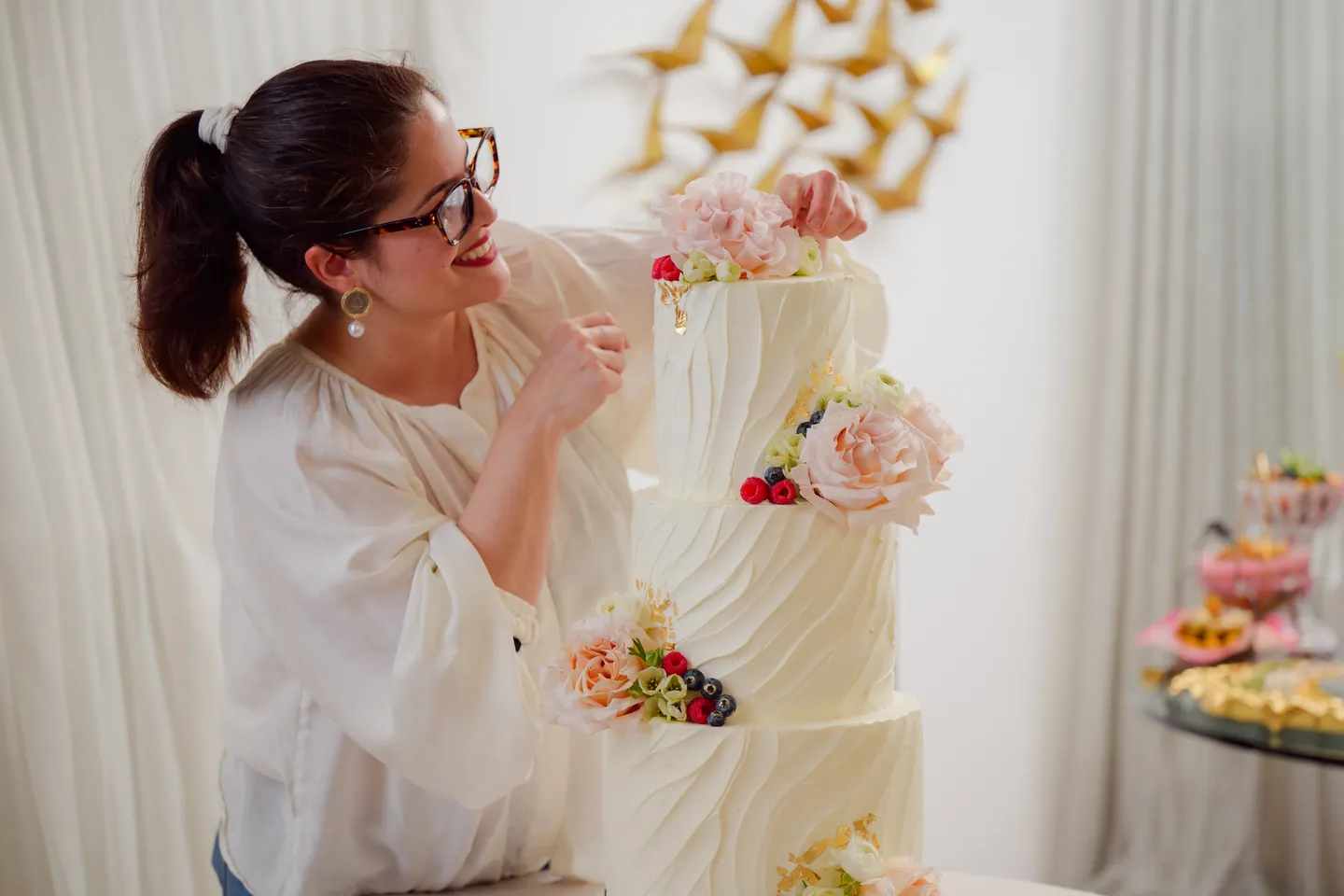 Maliheh Sadeghi decorating a cake at La Bouchée
