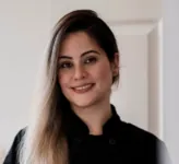Maliheh Sadeghi decorating a cake at La Bouchée